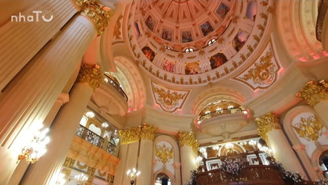 Chiều cao từ mặt sàn đến trần tương đương một toà nhà 11 tầng, khoảng 45 m. Toàn bộ trần nhà đều được dát vàng 24K. Ảnh: chụp màn hình NhaTo