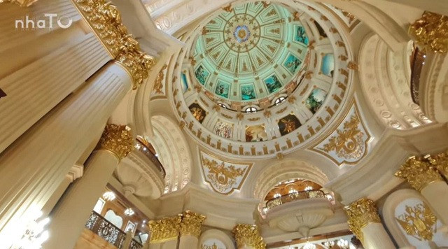 Toàn bộ phần vòm được sử dụng hệ thống đèn đổi màu. Ảnh: chụp màn hình NhaTo