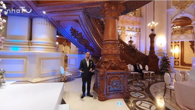 Hai bên cầu thang cũng được làm bằng gỗ gõ đỏ với 4 trụ cột chạm khắc tỉ mỉ. Ảnh: chụp màn hình NhaTo