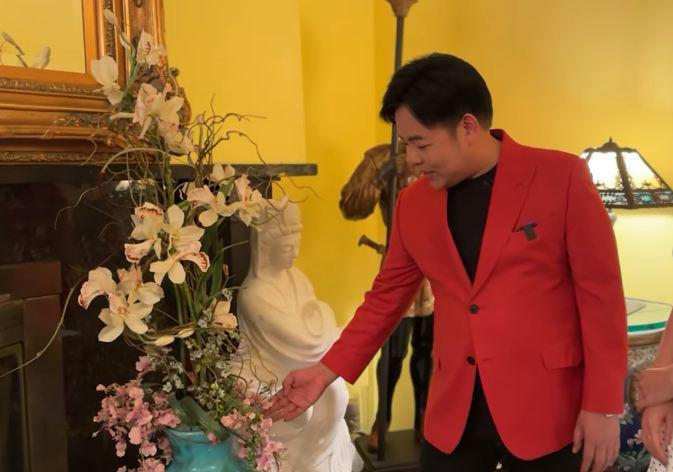 Đáng chú ý, gian phòng nào trong nhà mới của Quang Lê cũng có hoa giả do chính tay danh hài Thuý Nga làm. Ảnh: chụp màn hình