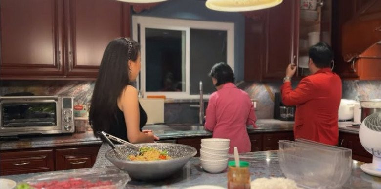 Phòng bếp gọn gàng với đầy đủ các món đồ gia dụng hiện đại. Ảnh: chụp màn hình