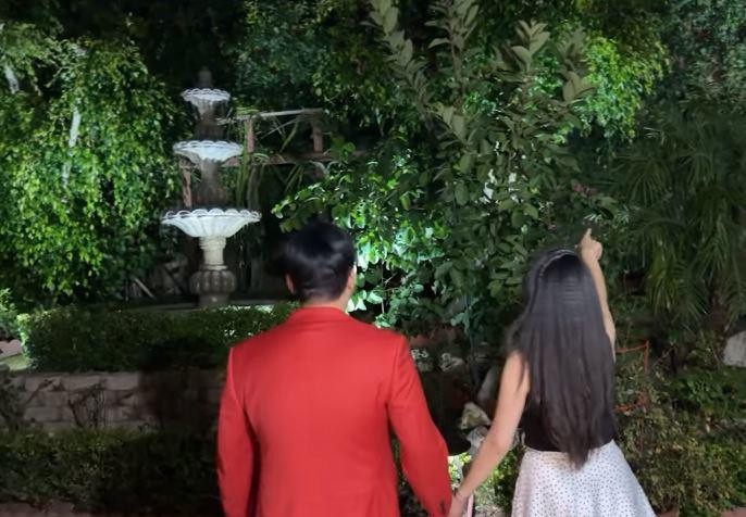 Bên ngoài căn biệt thự còn có khu vườn phủ đầy cây xanh với thác nước. Ảnh: chụp màn hình