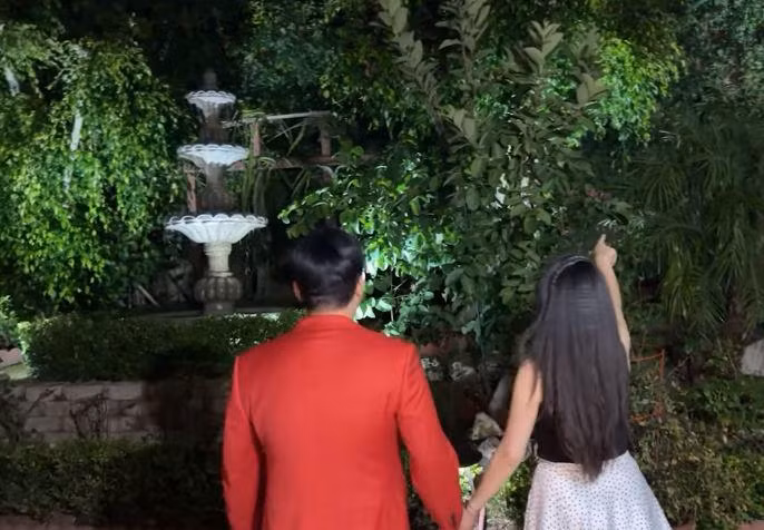 Bên ngoài căn biệt thự còn có khu vườn phủ đầy cây xanh với thác nước. Ảnh: chụp màn hình