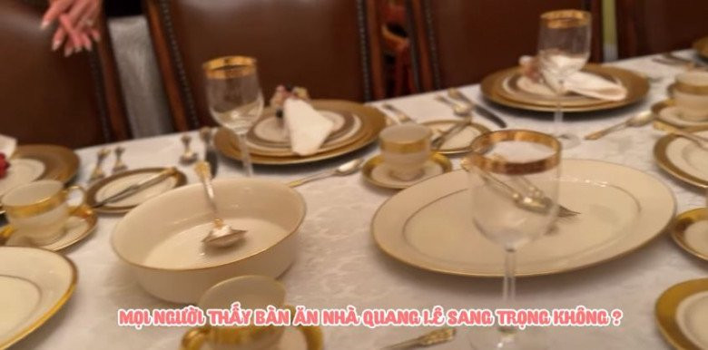 Bàn ăn bày biện bát đĩa sang trọng kiểu quý tộc. Ảnh: chụp màn hình