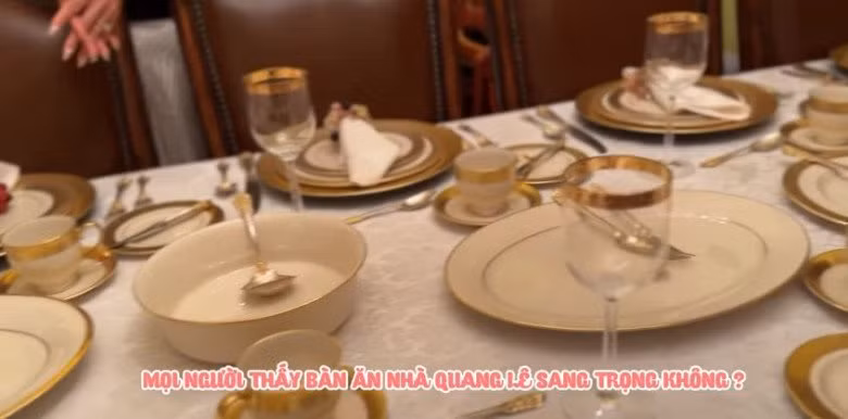 Bàn ăn bày biện bát đĩa sang trọng kiểu quý tộc. Ảnh: chụp màn hình