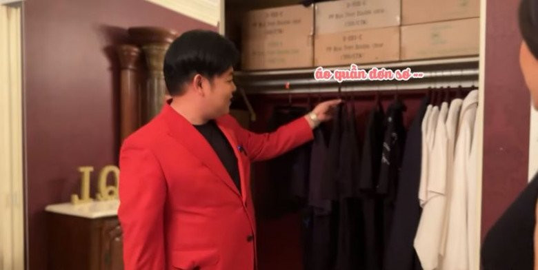 Trong tủ chỉ có vài bộ quần áo đơn sơ. Ảnh: chụp màn hình