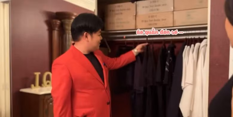 Trong tủ chỉ có vài bộ quần áo đơn sơ. Ảnh: chụp màn hình