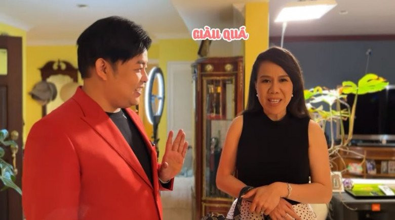 Mới đây, trên kênh YouTube của mình, ca sĩ Quang Lê đăng tải video quay cảnh đón tiếp ca sĩ Mai Thiên Vân tới thăm căn biệt thự mới của mình. Ảnh: chụp màn hình