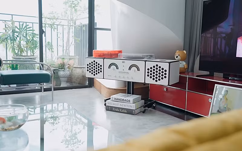 Từng ghé thăm nhà của Cô Em Trendy Khánh Linh, diễn viên Kiêng Hoàng cho biết cảm giác khi vào nhà là "toát lên đầy mùi tiền". Ảnh: FBNV