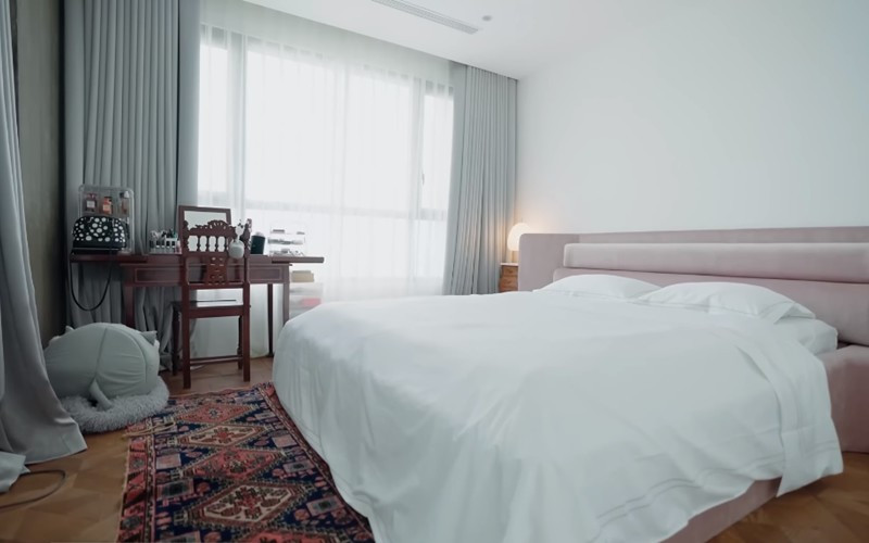 Phòng ngủ ngập ánh sáng và điệu đà. Ảnh: FBNV