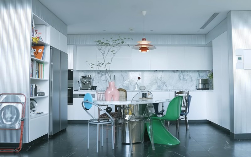 Phòng bếp sang trọng với nhiều món đồ hiện đại. Ảnh: FBNV