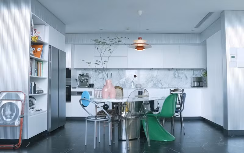 Phòng bếp sang trọng với nhiều món đồ hiện đại. Ảnh: FBNV