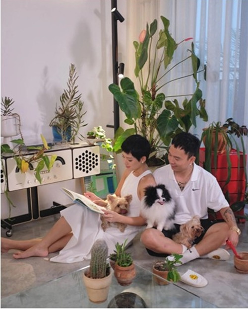 Chuẩn bị cho cuộc sống hôn nhân, cặp đôi đã mua chung cư 2 tầng với diện tích gần 140m2 ở TP HCM. Ảnh: FBNV