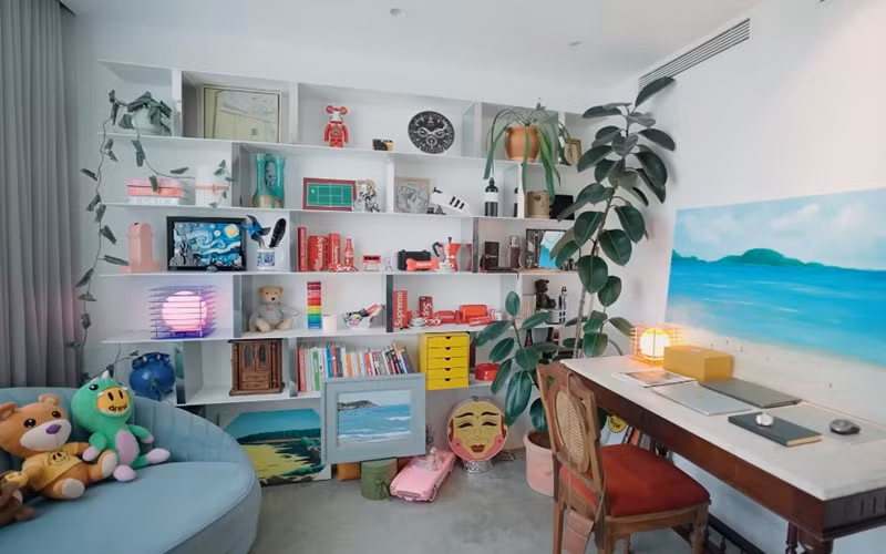 Phòng khách có nhiều món đồ sưu tầm, quà tặng, kỷ niệm với đủ màu sắc rực rỡ. Ảnh: FBNV