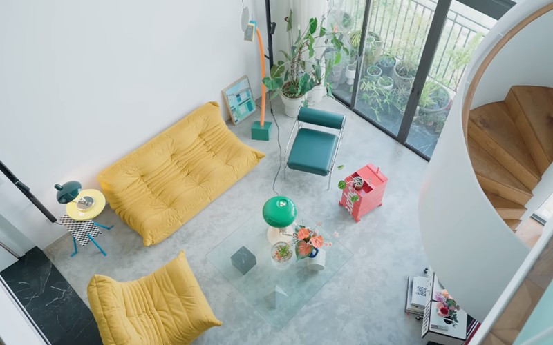 Căn nhà sử dụng khá nhiều màu: vàng, cam, xanh, đỏ, trắng... rất sinh động. Ảnh: FBNV