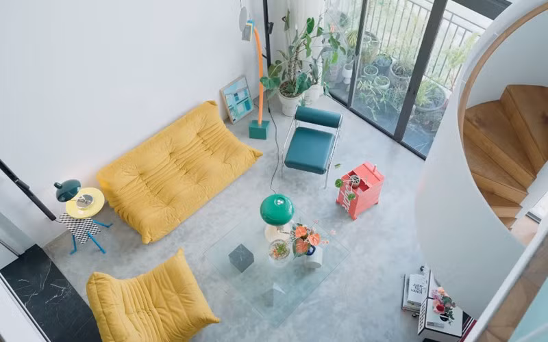 Căn nhà sử dụng khá nhiều màu: vàng, cam, xanh, đỏ, trắng... rất sinh động. Ảnh: FBNV