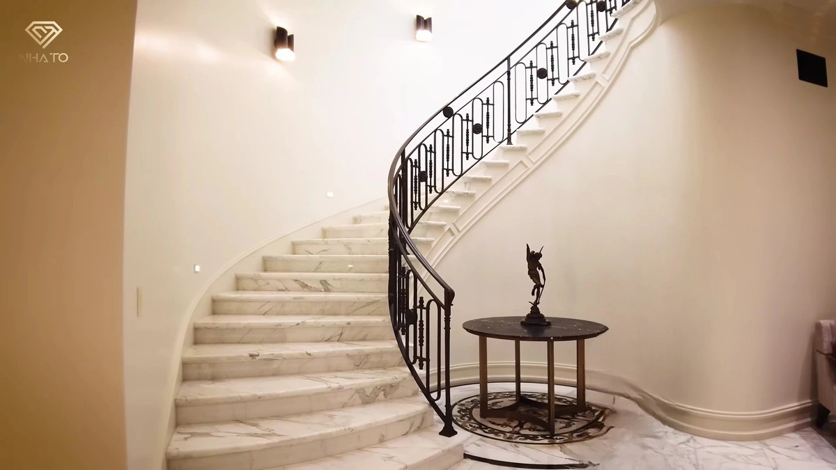 Cầu thang trong siêu biệt thự ốp hoàn toàn bằng những tảng đá trắng tự nhiên, với thiết kế xoắn ốc.