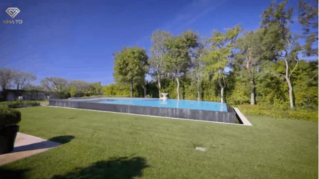 Căn biệt thụ có khuôn viên sân vườn siêu rộng, bể bơi lộ thiên trị giá tới nửa triệu đô (hơn 11 tỷ đồng).