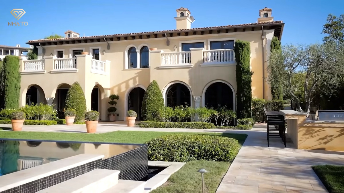 Mới đây, kênh YouTube NhaTo giới thiệu một căn biệt thự nằm ở khu nhà giàu ven biển California giá trị 28 triệu USD (gần 700 tỷ đồng) khiến nhiều người choáng ngợp.