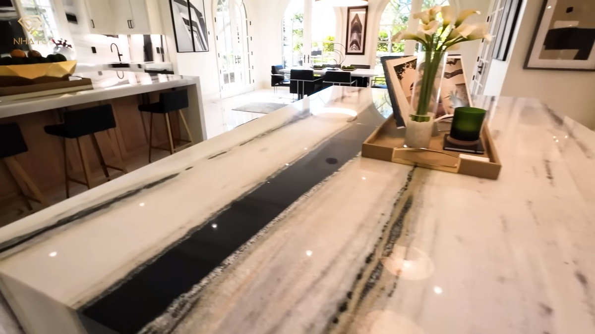 Không gian bếp phụ nối thông với bếp chính, nội thất được trang hoàng theo chuẩn của một nhà hàng cao cấp.