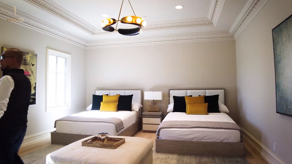 Phòng ngủ phụ đơn giản, tiện nghi, không bài trí quá nhiều nội thất vì không gian quá lớn.