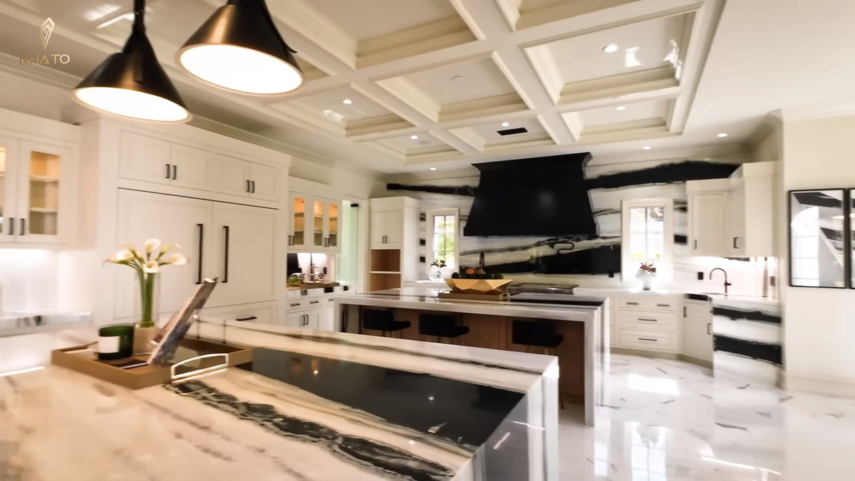 Chiếm diện tích lớn nhất lầu 1 là khu bếp.