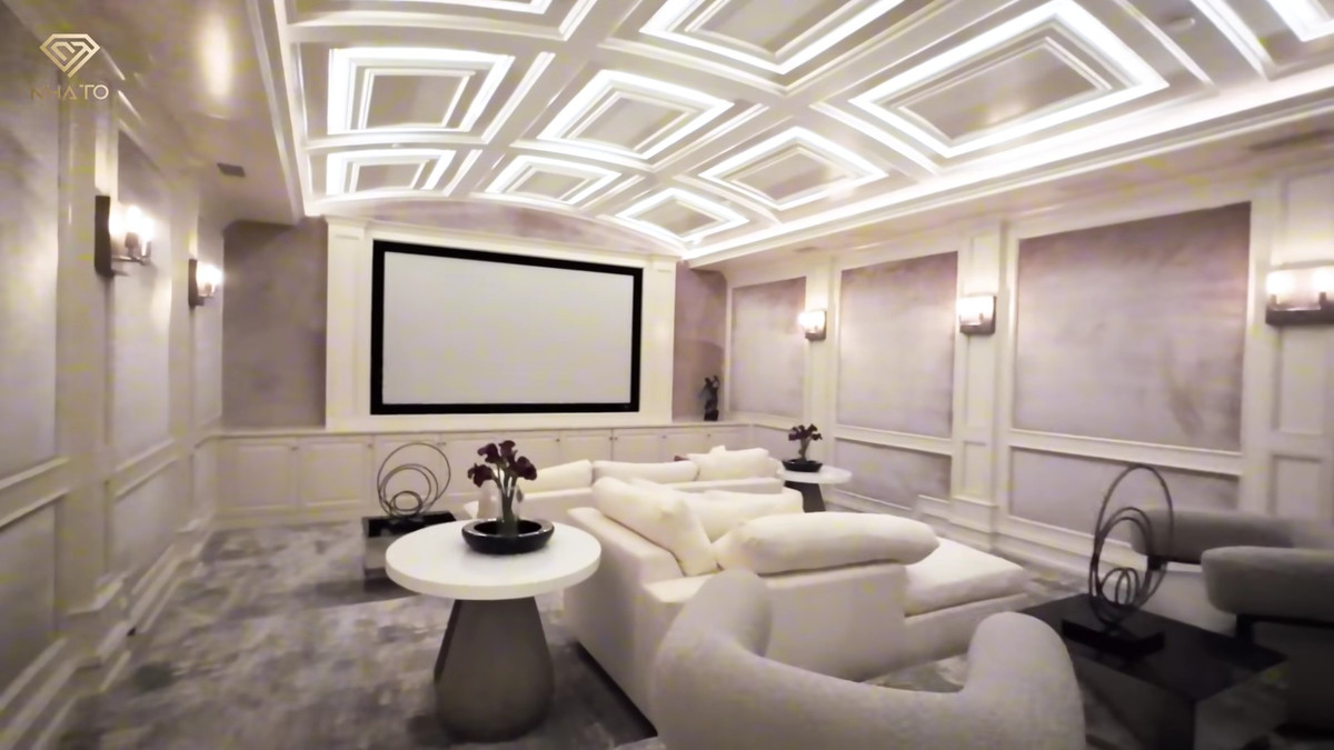 Khu giải trí tầng trệt có 1 phòng bida, phòng máy chiếu và hệ thống loa trần rất sang trọng.