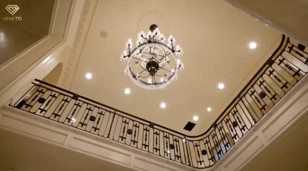 Bộ đèn pha lê ở chính giữa khoảng thông tầng được chăm chút đến từng chi tiết, thể hiện rõ sự xa hoa và quý tộc.