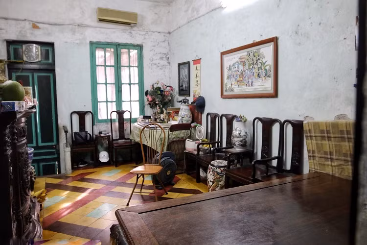 Nhà có dạng hình ống gồm 3 tầng và 12 phòng. Ảnh: Dân Việt