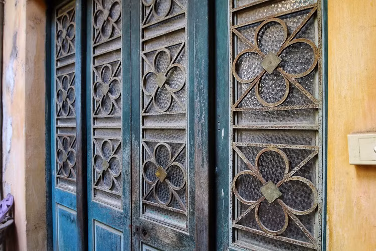 Cánh cửa hơn 1 thế kỷ đã bạc màu nhưng vẫn còn sử dụng tốt. Ảnh: Dân trí