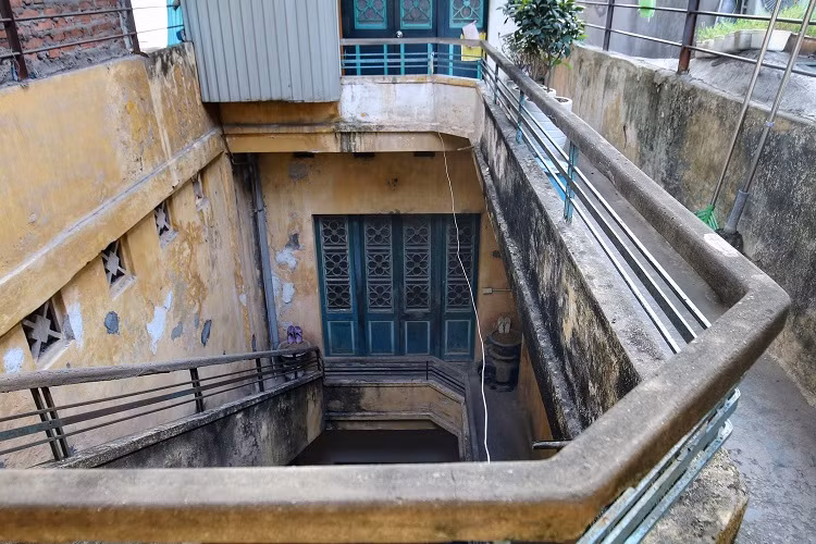 Nhà xây theo lối kiến trúc kiểu Pháp với cầu thang lộ thiên ở giữa giúp lấy ánh sáng vào cửa. Đây cũng là điểm khác biệt mà ông Thái An tự hào nhất trong căn nhà của mình. Ảnh: Dân Việt