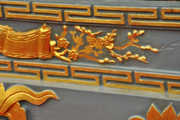 Các hoa văn tinh tế được dát vàng kỳ công. Ảnh: Dân Việt