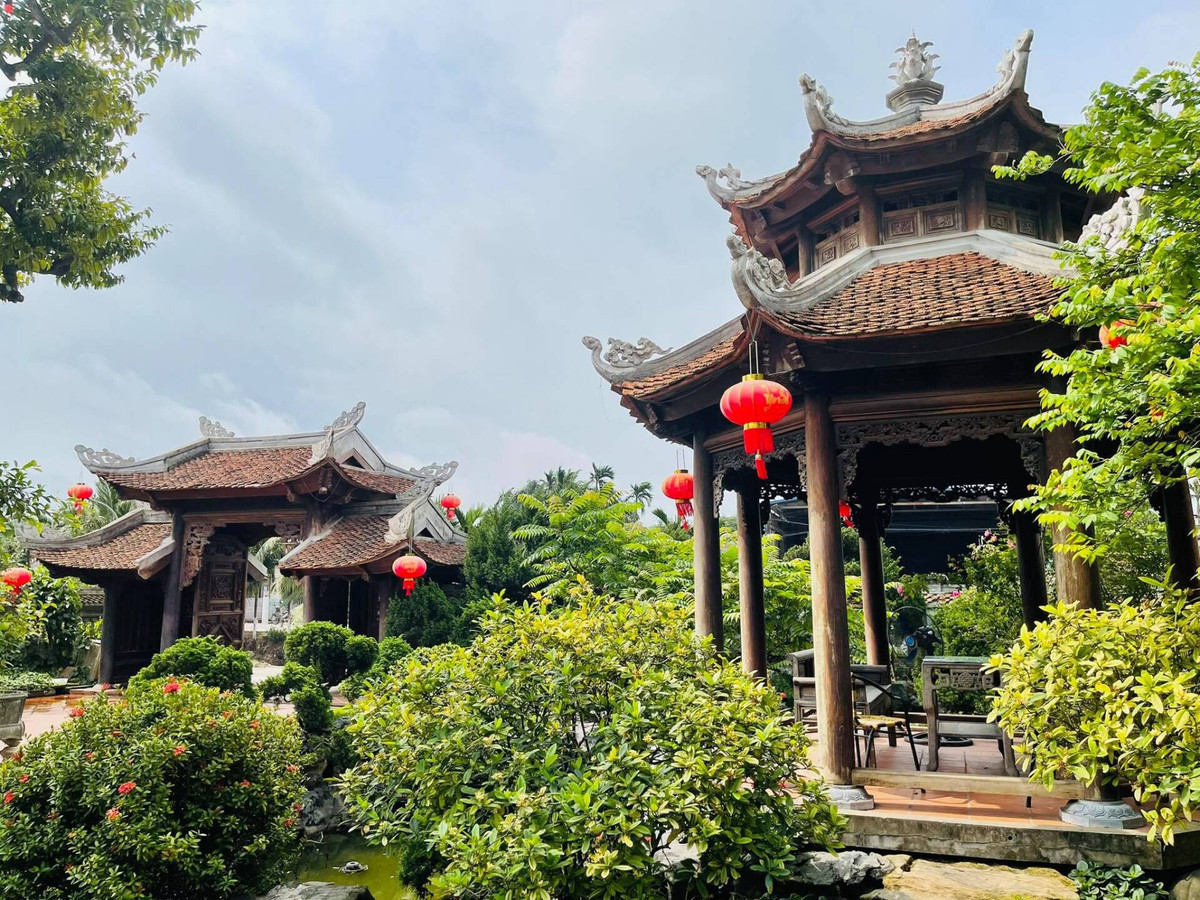 Lấy cảm hứng từ kiến trúc nhà ở truyền thống của đồng bằng Bắc Bộ, công trình gồm một nhà 5 gian 4 mái, một nhà 5 gian 2 mái và 1 lầu vọng nguyệt. Ảnh: Happynest