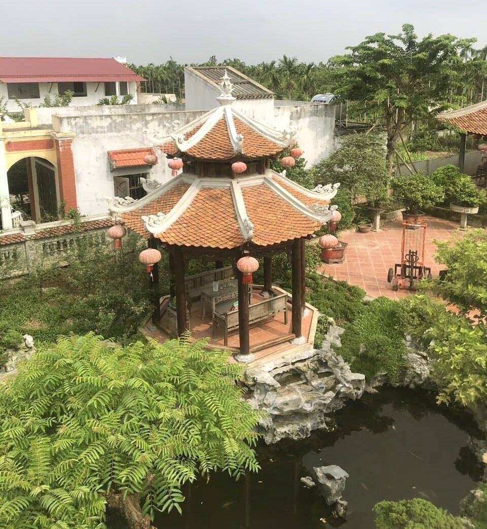 Lầu vọng nguyệt nằm tách biệt với không gian sống của gia đình. Toàn bộ phần cột, dầm, mái của lầu được chạm trổ tỉ mỉ. Ảnh: Happynest