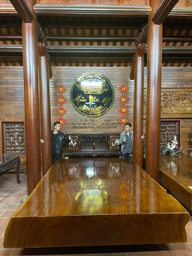 Trong khi đó, nhà 5 gian 2 mái có thiết kế hiện đại hơn với phòng khách dùng phản nguyên khối và một số nội thất làm từ gỗ nhập khẩu có tuổi đời hàng nghìn năm. Ảnh: Happynest