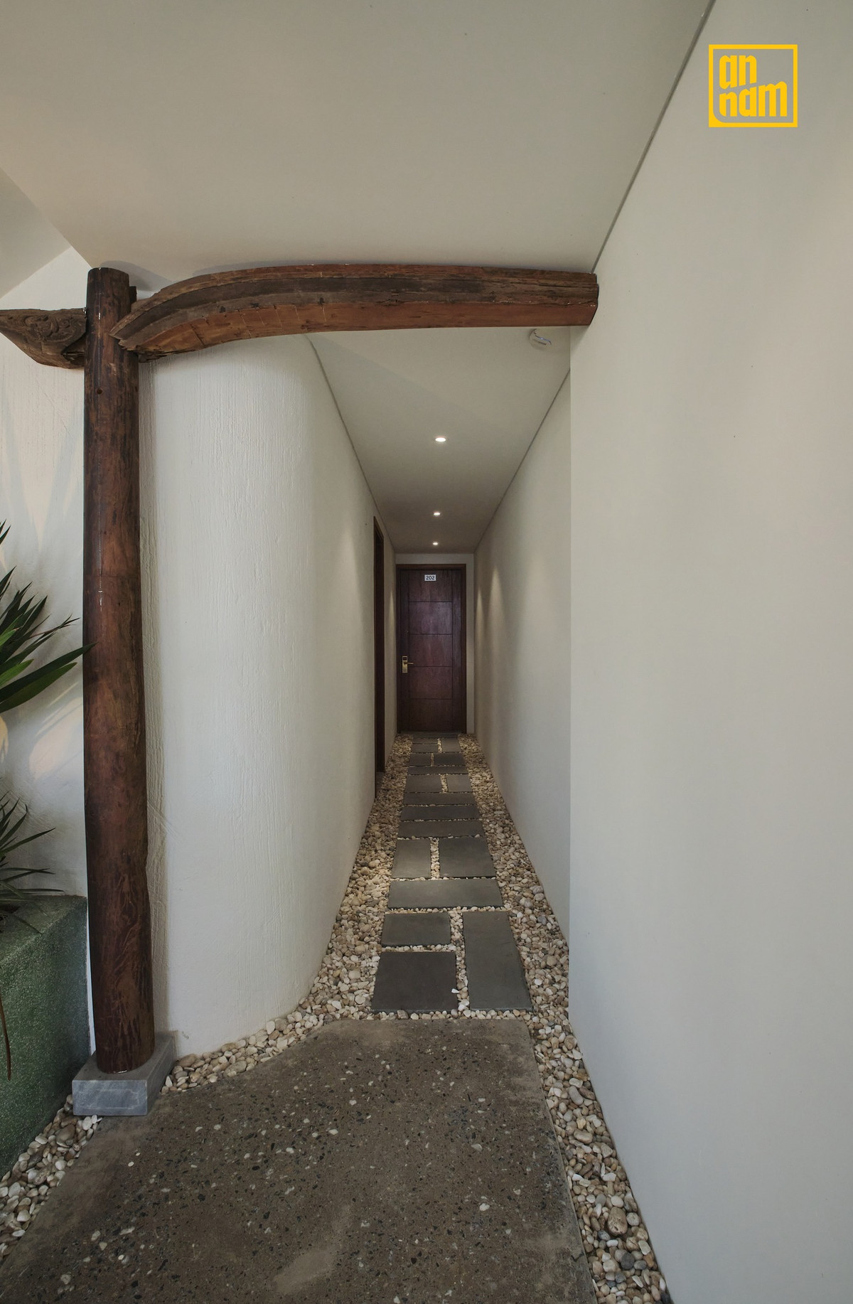 Một nét kiến trúc truyền thống đặt trong lòng kiến trúc hiện đại là kết cấu vì kèo gỗ, mái ngói trong kết cấu bê tông cốt thép. Nguồn ảnh: AN NAM Architecture