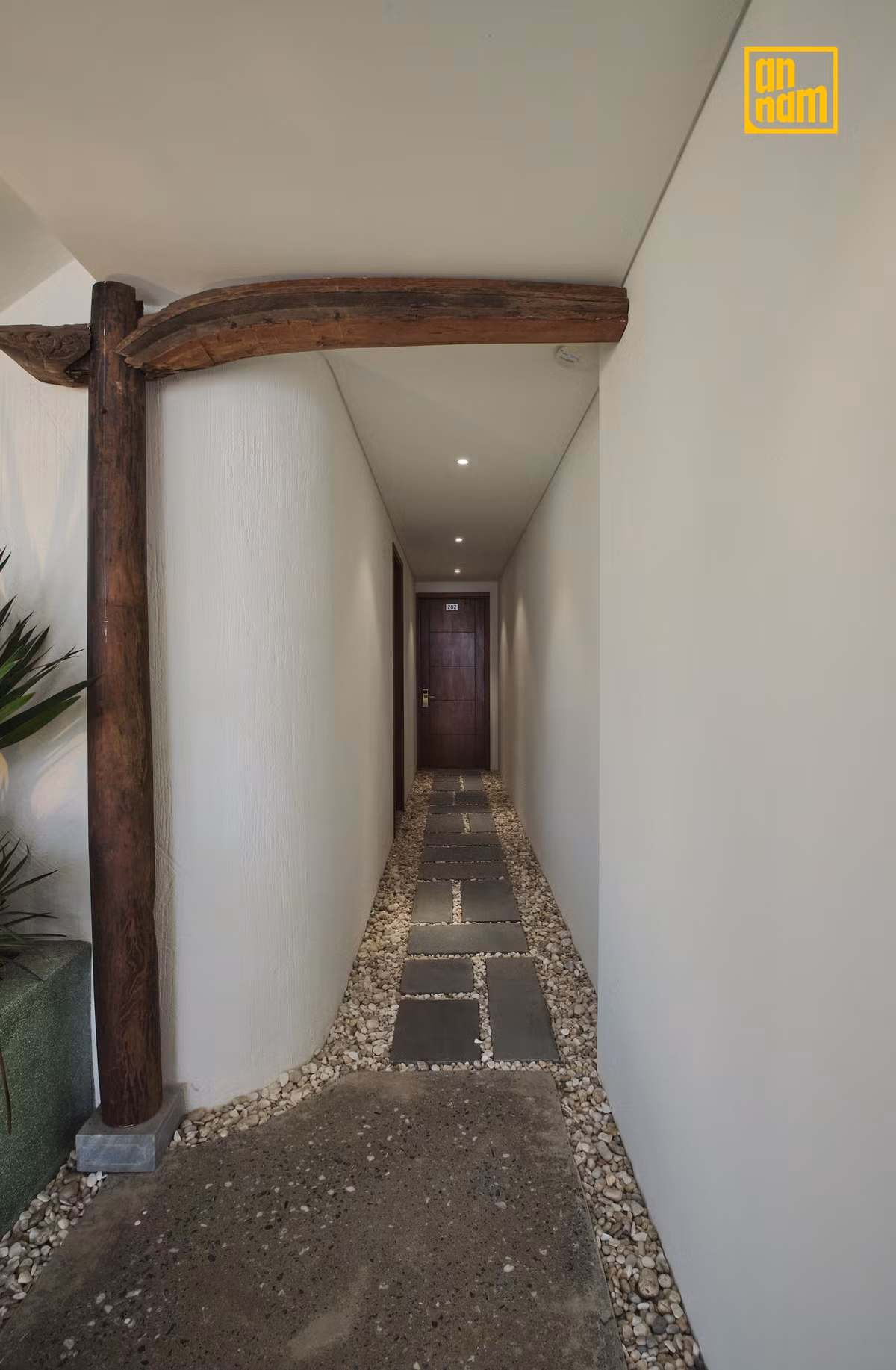 Một nét kiến trúc truyền thống đặt trong lòng kiến trúc hiện đại là kết cấu vì kèo gỗ, mái ngói trong kết cấu bê tông cốt thép. Nguồn ảnh: AN NAM Architecture