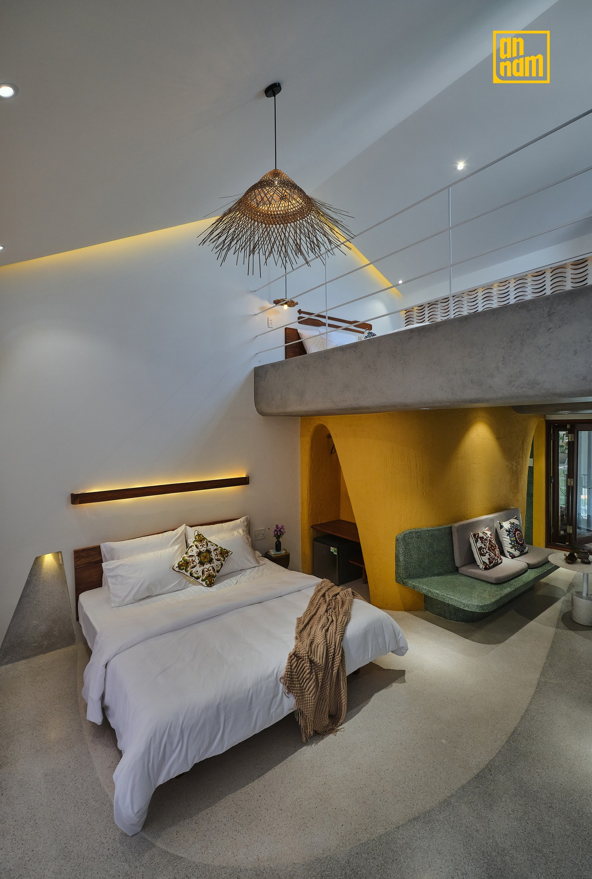 Ngoài ra, để tận dụng tối đa chiều cao của mái ngói, kiến trúc sư đã thiết kế thêm tầng lửng ở phòng trên cùng, giúp không gian căn phòng rộng rãi và độc đáo hơn.