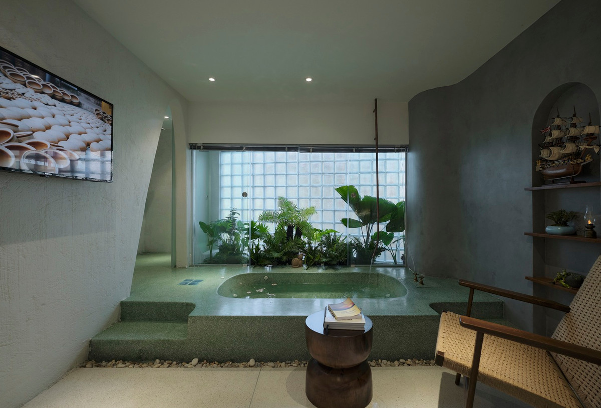 Kiến trúc tổng thể của căn nhà theo phong cách dân dã với các vật liệu tự nhiên của địa phương như đá mài, xi măng, tre, gạch, ngói... được xử lý thủ công, tỉ mỉ đến từng chi tiết trở thành điểm nhấn độc đáo của công trình.