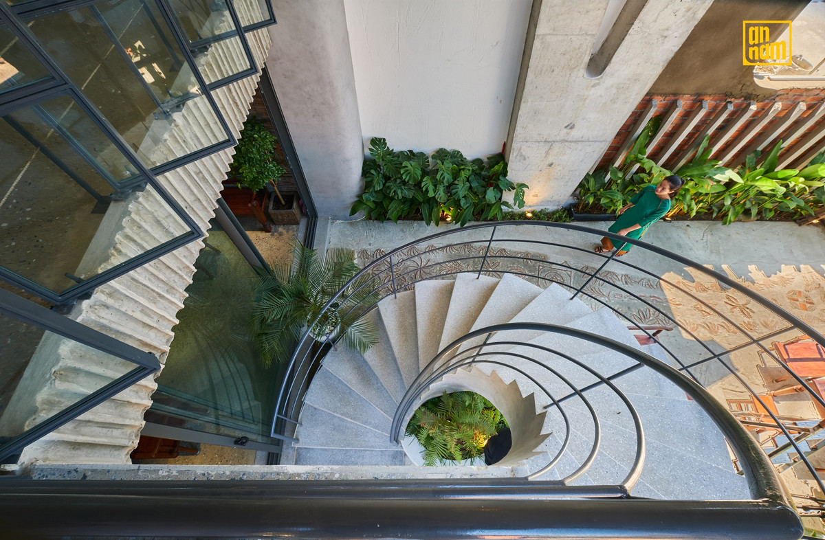 Những hình khối khỏe khoắn, những đường cong mềm mại tạo nên sự cân đối, hài hòa trong tổng thể căn nhà.