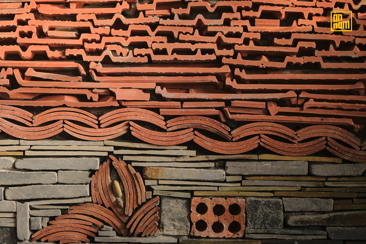 Dẫu vậy, triết lý xanh bền vững với không gian mở tối ưu hóa ánh sáng tự nhiên, tạo nguồn lưu thông không khí giúp điều hòa không gian sống được kiến trúc sư thổi hồn và lưu giữ nét đặc trưng của vùng đất Hội An qua ngôn ngữ vật liệu.