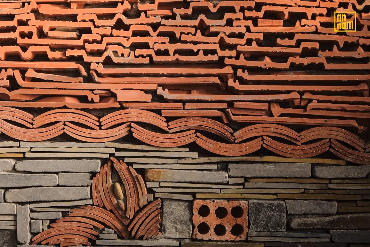 Dẫu vậy, triết lý xanh bền vững với không gian mở tối ưu hóa ánh sáng tự nhiên, tạo nguồn lưu thông không khí giúp điều hòa không gian sống được kiến trúc sư thổi hồn và lưu giữ nét đặc trưng của vùng đất Hội An qua ngôn ngữ vật liệu.