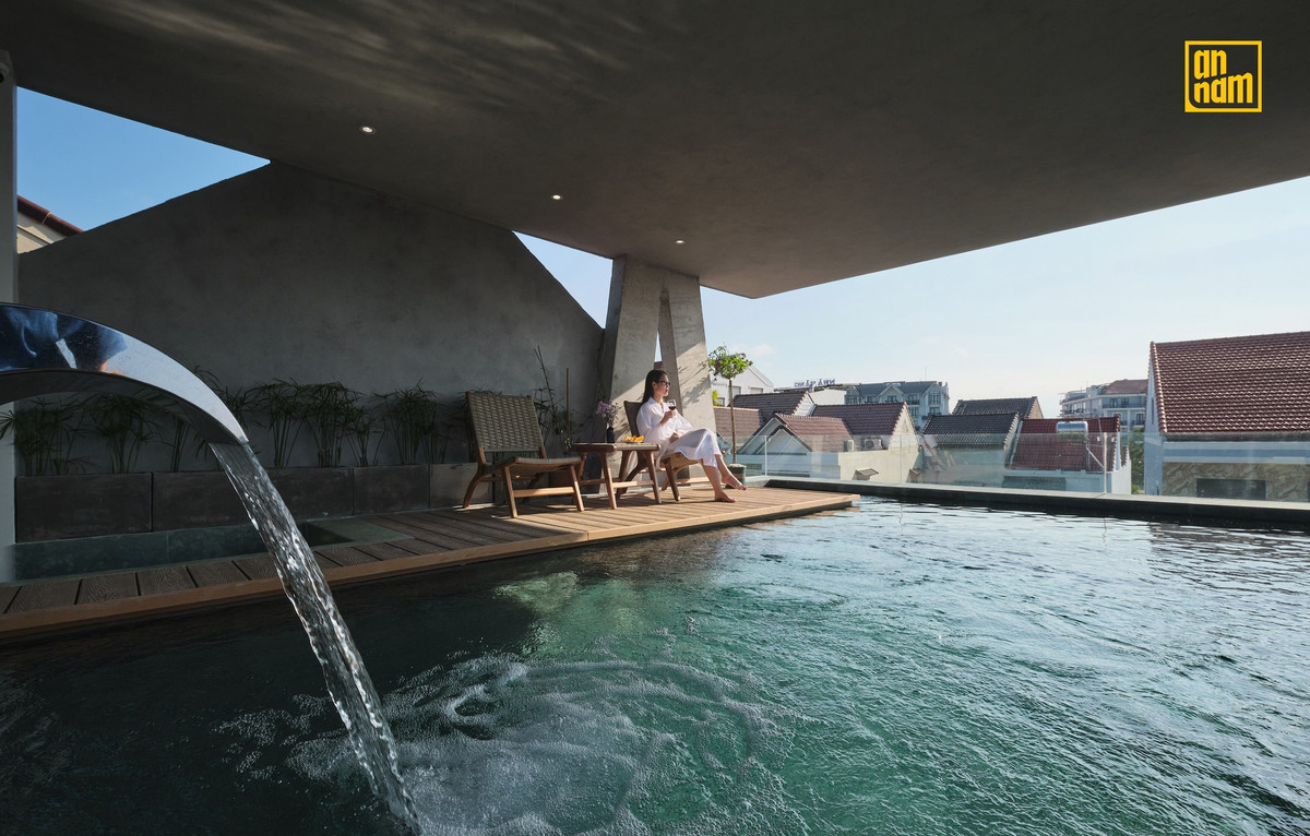 Bể bơi thay vì bố trí ở tầng 1 vốn không riêng tư và chật hẹp đã được chuyển lên tầng 2, nơi tầm nhìn được mở rộng và mang đến sự riêng tư.