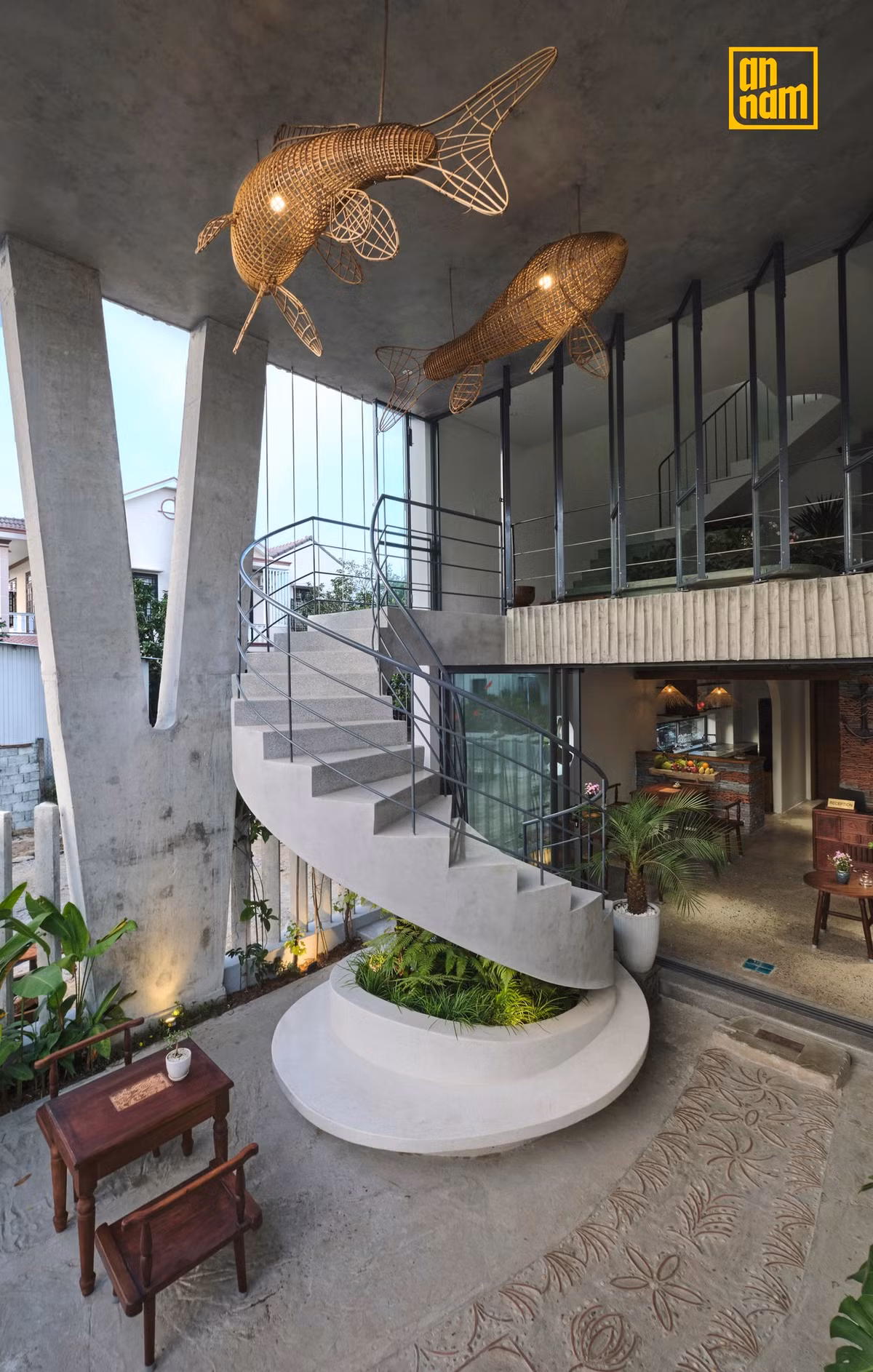 Công trình sỏ hữu đường nét khỏe khoắn, kết hợp với hệ thống cột chữ V trở thành điểm nhấn của mặt đứng, đan xen với hệ mái ngói truyền thống của Hội An và hệ cầu thang xoắn ốc mềm mại.