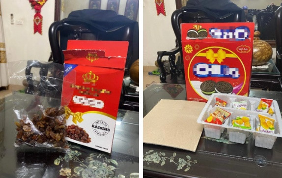 Đến khi mở ra, bánh kẹo bên trong khác một trời một vực so với bên ngoài, nho khô ngoại nhưng được đóng gói sơ xài chẳng khác hàng mua ngoài chợ. Ảnh: Facebook