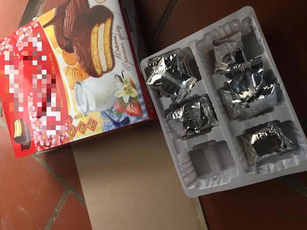 Một trường hợp sản phẩm bánh bên ngoài một đằng, bên trong một nẻo. Ảnh: Facebook