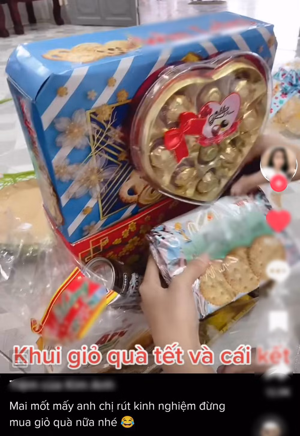 Giỏ quà Tết mua gần 500.000 đồng nhưng khi khui ra chỉ là một mỡ hỗn độn, bánh kẹo gì khi khui ra cũng khác hẳn so với món đồ bên ngoài vỏ hộp. Ảnh: Chụp màn hình TikTok K.A