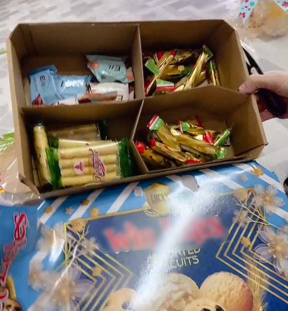 Thậm chí, không biết là bánh kẹo của thương hiệu nào. Ảnh: Chụp màn hình TikTok K.A