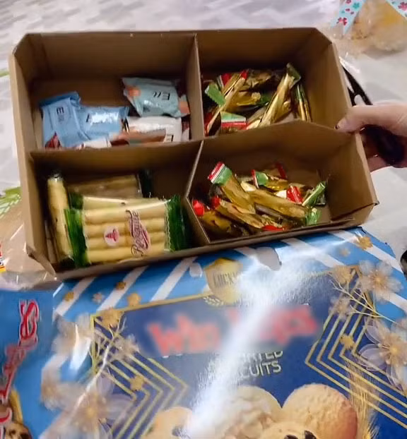 Thậm chí, không biết là bánh kẹo của thương hiệu nào. Ảnh: Chụp màn hình TikTok K.A