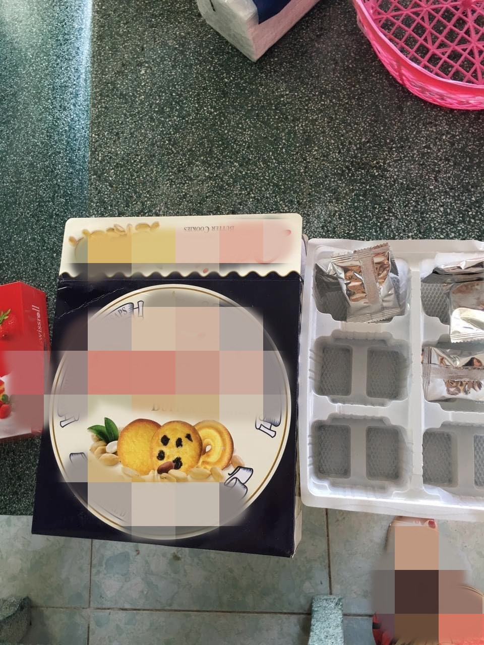 Hộp bánh khá to nhưng kết quả bên trong chỉ lèo tèo vài chiếc. Ảnh: Facebook